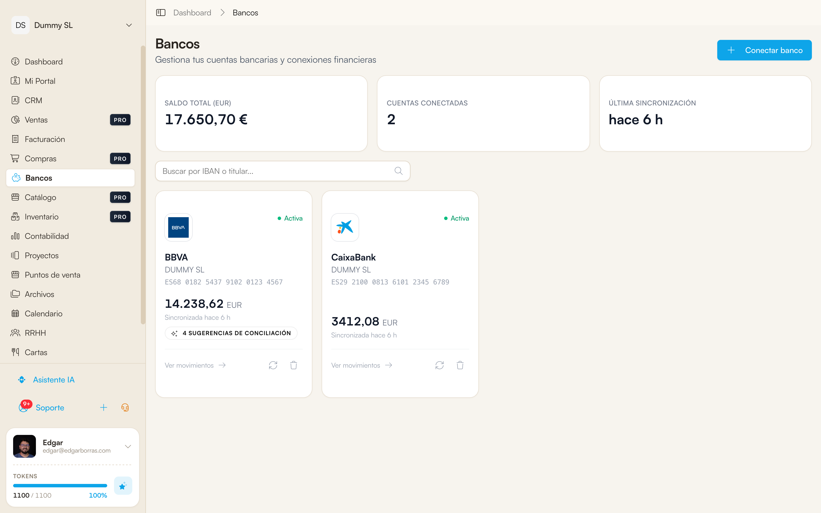 Módulo de bancos con dos cuentas conectadas por PSD2, saldo total y sugerencias de conciliación de la IA